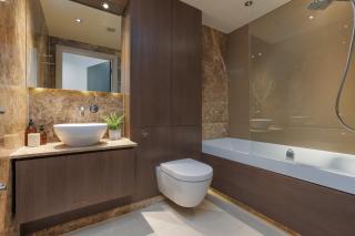 Starhost Residences - Spacious 1-bedroom Apartment with Balcony - London - 6