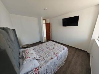 Habitación con TV y cochera - - 0