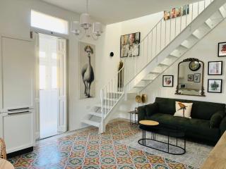 Stylish Boutique Duplex Apartment Home - Green - 2 Large Double Bedrooms with Ensuite Bathrooms - 3