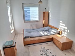 Mieszkanie 46m2 - 2 pokojowe z ogródkiem , WIFI , Bezpłatny parking nr 126, Szybkie połączenie z lotniskiem, autobus 120 - 6