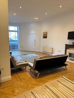 Spacious City Centre Apartment - - 8