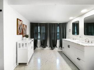 Marilyn's Pink Pony Bungalow - Sleeps 12! - Des Moines - 3