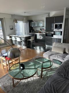 Apparemment spacieux, lumineux avec vue sur Paris - 1