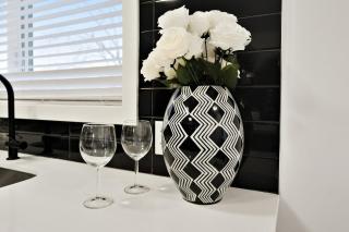 NEW Stylish 2BR Suite With Sofa Bed, 7 Mins to Niagara Falls and Sleeps 6 - 6