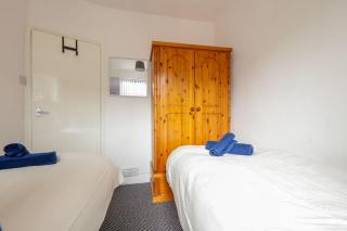 Large Contractor Home, 8 Beds, 1 Mile from Centre - Killingbeck - 3