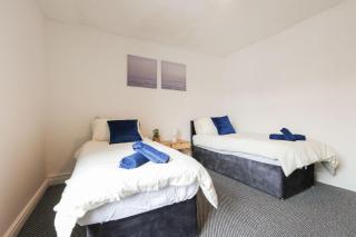 Large Contractor Home, 8 Beds, 1 Mile from Centre - Killingbeck - 1