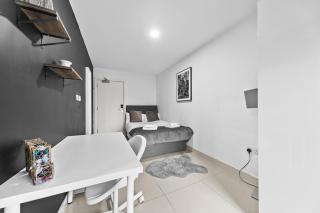 Three Bedroom by Brookland Stays Serviced Accommodation Short Lets Leeds with Free WiFi - Central Station - 8