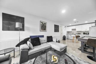 Three Bedroom by Brookland Stays Serviced Accommodation Short Lets Leeds with Free WiFi - Central Station - 3