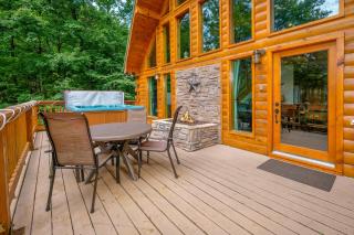 Shuffle board table, hot tub, clean and cozy it's a true MOUNTAIN TREASURE! - Sevierville - 3