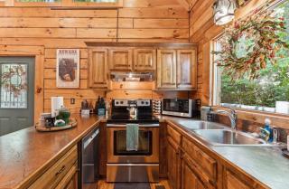 Autumn Retreat - 1 mi to GSMNP - Bears, Pool, Hot Tub, King Suite & Loft - 1