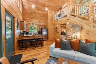 Bear Watch Cabin - 1 mi to GSMNP - Hot Tub, Pool Table, King Suite & Loft - Sevierville - 1
