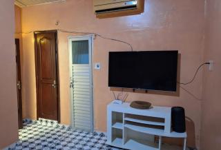 Suíte privativa com ar condicionado em residência domiciliar - 4