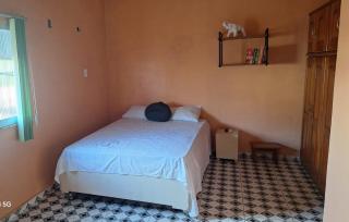 Suíte privativa com ar condicionado em residência domiciliar - 1