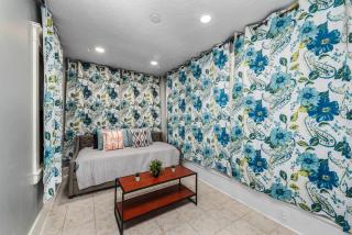 Renovated Historic Heights 3BR with King Beds & FREE Parking - 8