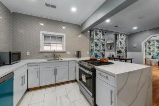 Renovated Historic Heights 3BR with King Beds & FREE Parking - 1