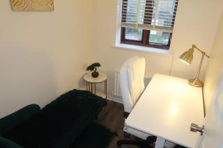 Cozy 3 Bedroom Home with Garden & Free Parking - Milton Keynes - 2