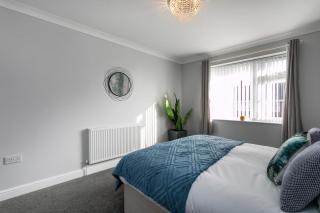 Comfy and Modern Four Bedroom House in North Hykeham with WiFi Parking and Family Friendly Amenities - 1