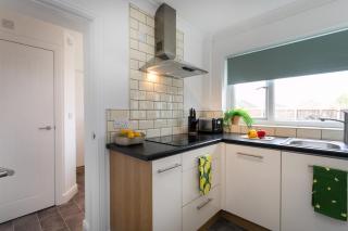 Spacious & Comfortable 4-Bedroom House in North Hykeham, with FREE Fast WiFi, Secure Parking, and Family-Friendly Comfort - 1