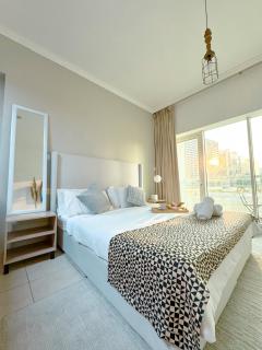 5 minutes walk to Dubai mall and Burj Khalifa - 7