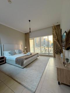 5 minutes walk to Dubai mall and Burj Khalifa - 0