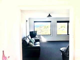 Large House, Centrally Located With Amazing Views - Lenah Valley - 1