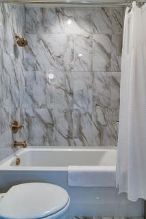 Modern East Nashville Retreat, Walk to Local Faves, Cozy Living Space, Smart TVs & Fast WiFi, Full Kitchen, Garage & Workspace, Steps to Mas Tacos & Rosepepper, 10 Min to Broadway & Nissan Stadium, 24 Hr Hospitality - 3