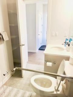 Private room Minutes to Calgary airport YYC, Downtown, Banff - 5