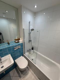 Superb 2 Bed Apartment with City View Smart TV Free Netflix Ultra Fast WIFI - Birmingham - 1