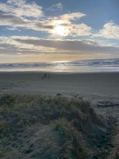 Foxton Beach Bach 5 Star Location 2 Min Walk To Beach New Furnishings BBQ - Foxton Beach - 1