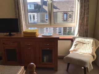 2-Bed Upper Flat Near Leven Station & Beach - 1