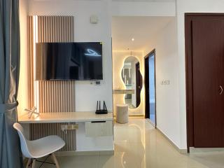 Stylish Studio with Stunning Marina Canal Views near to the Beach - 6