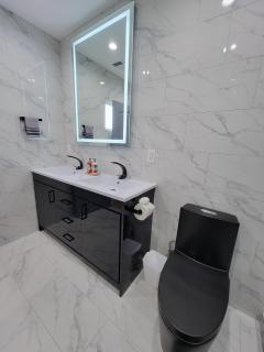Modern luxury 3 bedroom home next to La Cienega Plaza with parking, WiFi, TV, BBQ 10 minutes to Rodeo Drive - Los Angeles - 2