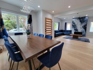 Modern luxury 3 bedroom home next to La Cienega Plaza with parking, WiFi, TV, BBQ 10 minutes to Rodeo Drive - Los Angeles - 0