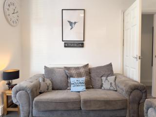 Spacious 5 Bedroom Gem Near Town Center, WiFi, Smart TVs, 2 Shower Rooms - 2
