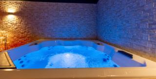 Love Room TENTATION - Découvrez le luxe d'un jacuzzi envoûtant et d'une atmosphère de pure séduction ! - Ornans - 8