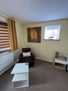 Quest Fulfiller - Near General Hospital, Free Parking & Garden - 7
