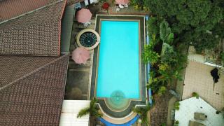 Ice Bear Bar & Tourist Inn - 1