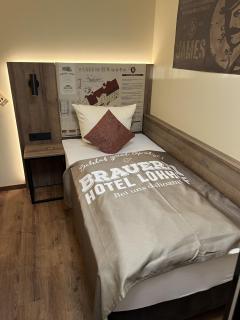 Brauerei Gasthaus Lohhof im Münchner Norden, direkt an der S1, nähe vom Flughafen, Zentrum, A92, Allianz Arena, Ruderregatta und Schießanlage G- Hochbrück entfernt, Internationale Küche - 1