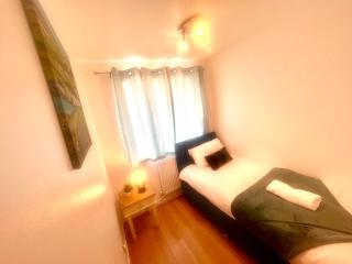 Cosy and spacious Home -Free parking, Free WiFi- sleeps 5 by FINNA Properties Ltd - Rainham - 8