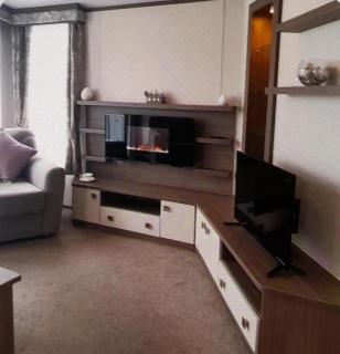 Stunning 6 Berth Caravan With Decking At Naze Marine Holiday Park Ref 17365Br - 7