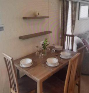 Stunning 6 Berth Caravan With Decking At Naze Marine Holiday Park Ref 17365Br - 3