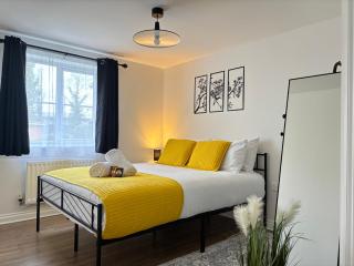 2BR 2BA Flat - King Beds - Free Parking - Near LGW Airport - 1