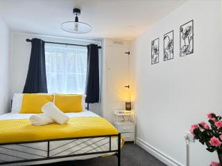 2BR 2BA Flat - King Beds - Free Parking - Near LGW Airport - 8