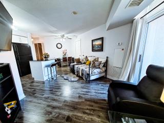 Luxury 2 bedroom Condo Near Square One with Massage Chair - Mississauga - 0