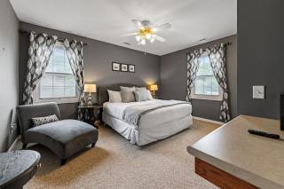 NEW King Bed, Suite, Downtown BR, Southern Charm Caboose - Blue Ridge - 0