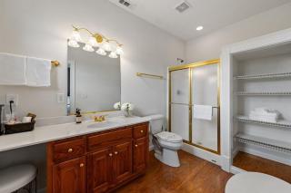 NEW King Bed, Suite, Downtown BR, Southern Charm Caboose - 6