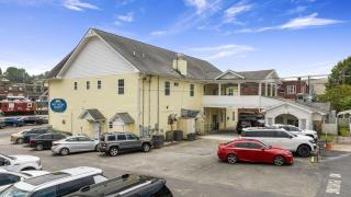 NEW King Bed, Suite, Downtown BR, Southern Charm Caboose - Blue Ridge - 4