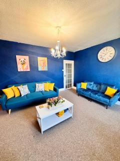 Spacious Central and Chic 65 TV - Plymouth - 4