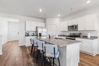 Luxury 5BR Home Near Beaches & Downtown Wilmington - - 8