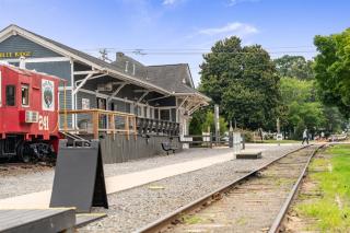 Charming Downtown Suite with Modern Comforts - Depot - 2
